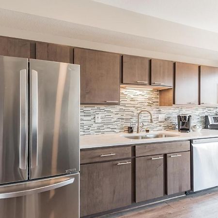 Frontdesk Confluence On 3Rd Apt Downtown Riverwalk Trails Des Moines Bagian luar foto